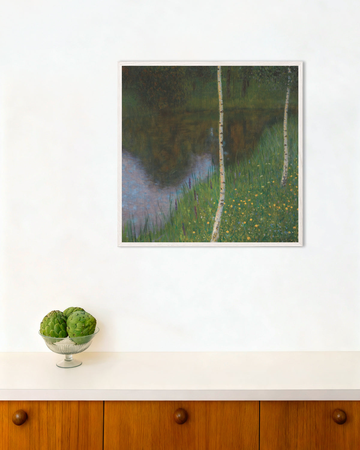 Poster Meeroever met berken (ca. 1901) van Gustav Klimt met witte houten lijst