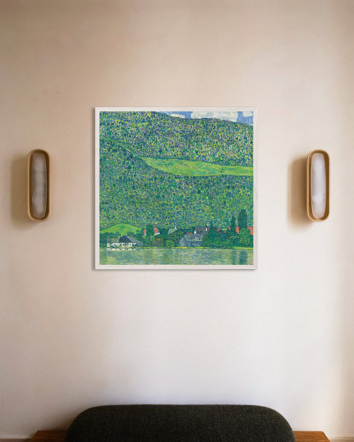 Poster van Litzlberg aan de Attersee (1914–1915) van Gustav Klimt, met witte houten lijst