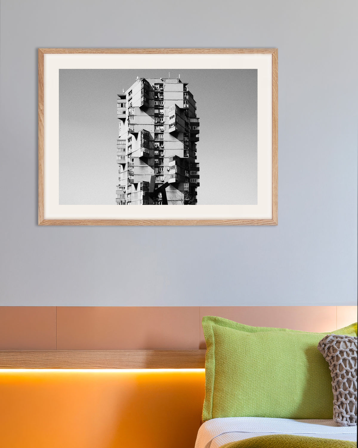 Poster ‘Eenzame toren met uitstekende balkons’, met naturel houten lijst