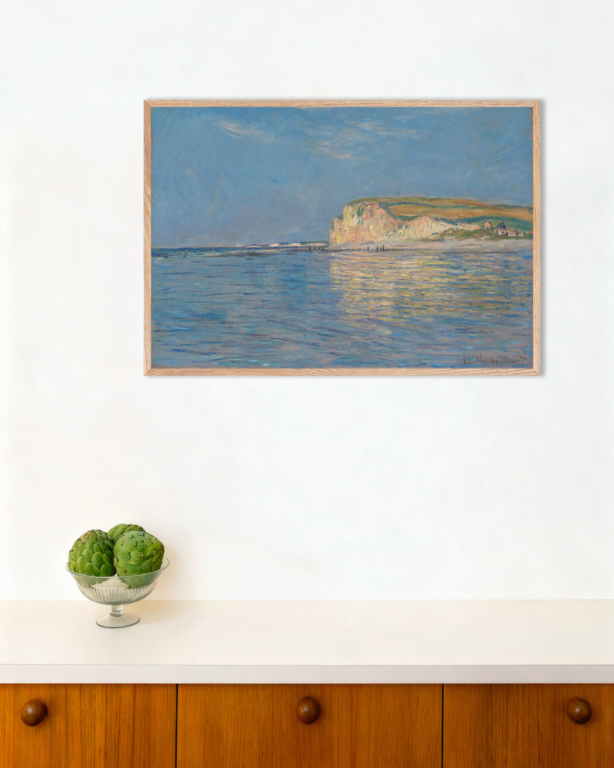 Poster Eb bij Pourville, nabij Dieppe (1882) van Claude Monet met naturel houten lijst
