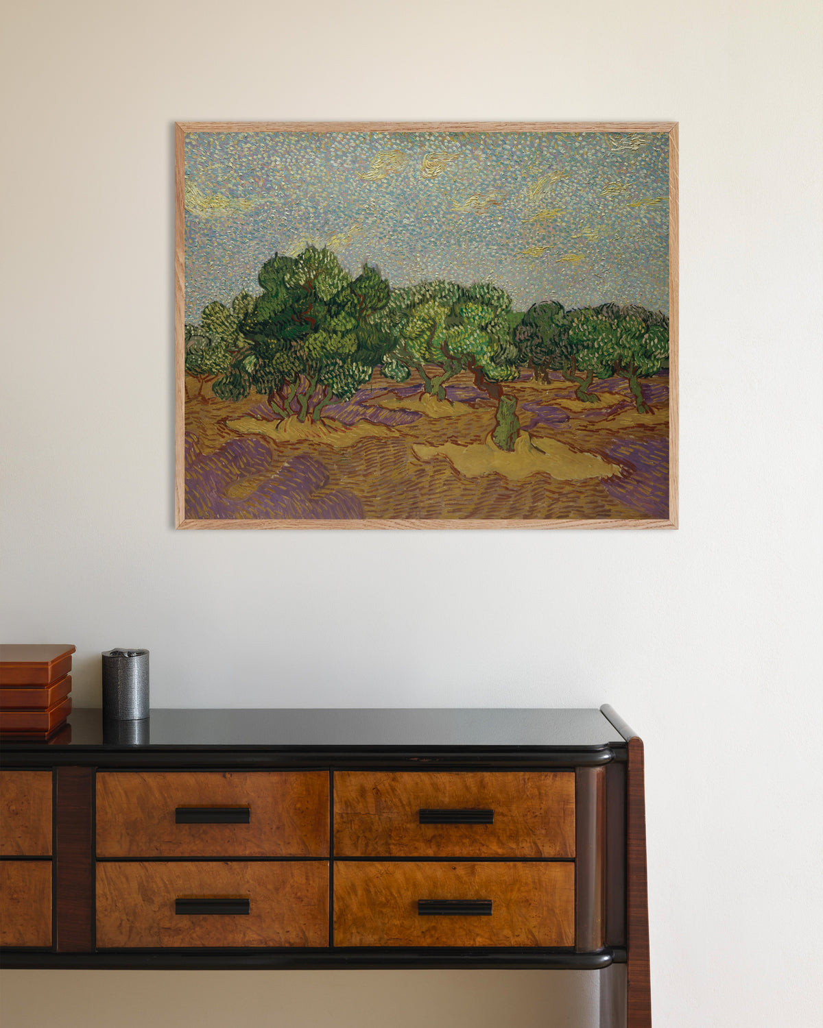 Poster van Olijfbomen onder een bleke hemel (1889) van Vincent van Gogh, met lijst van naturel hout