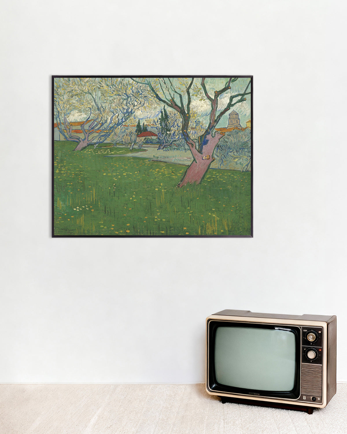 Poster van Boomgaard in bloei met uitzicht op Arles (1889) van Vincent van Gogh, met metalen lijst