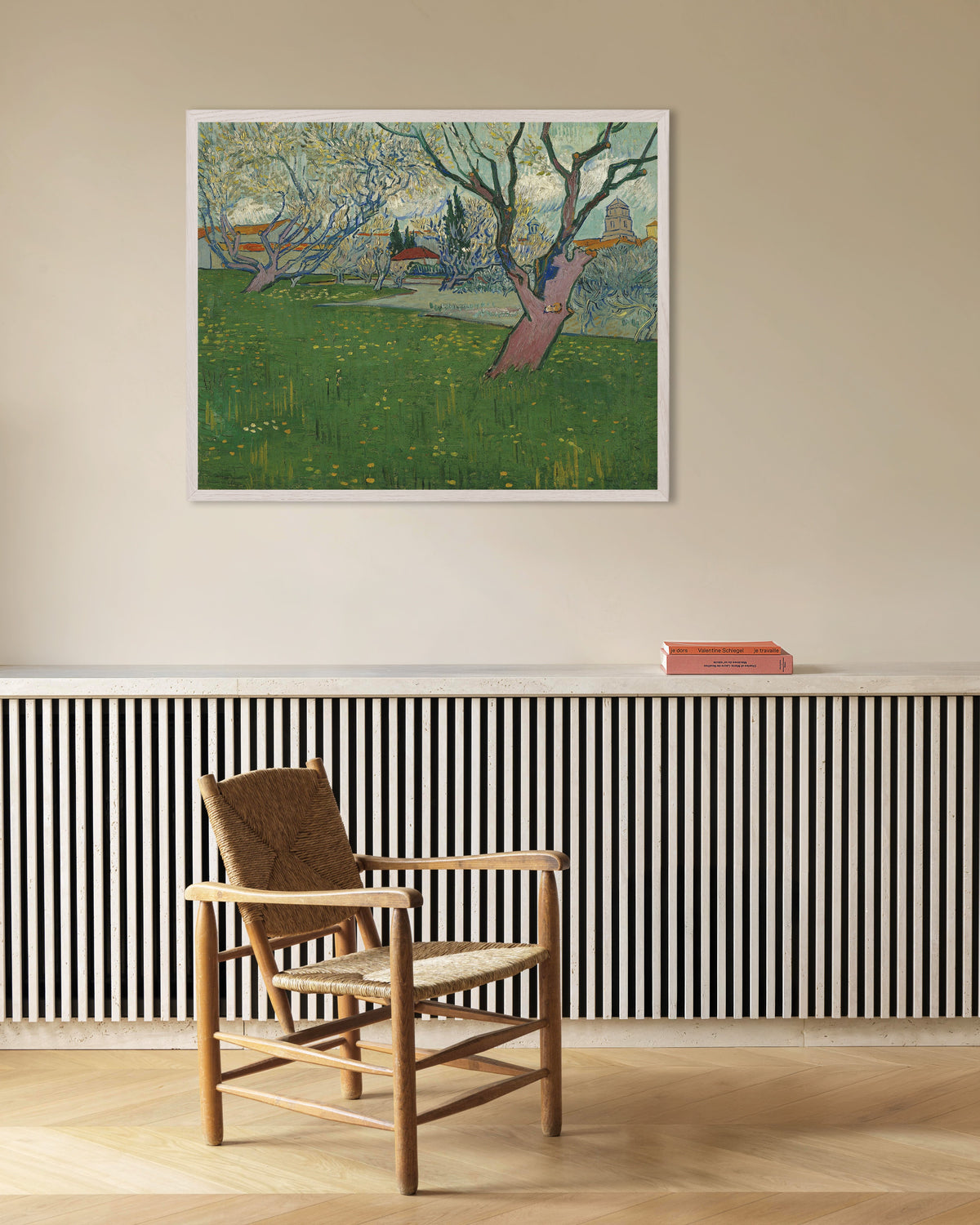 Poster van Boomgaard in bloei met uitzicht op Arles (1889) van Vincent van Gogh, met witte houten lijst