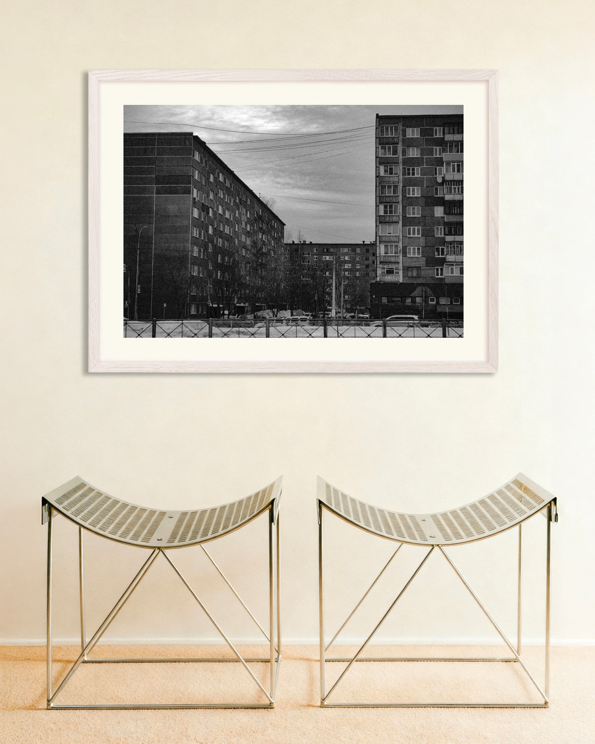 Poster ‘Flats van betonpanelen in de winter’, met witte houten lijst