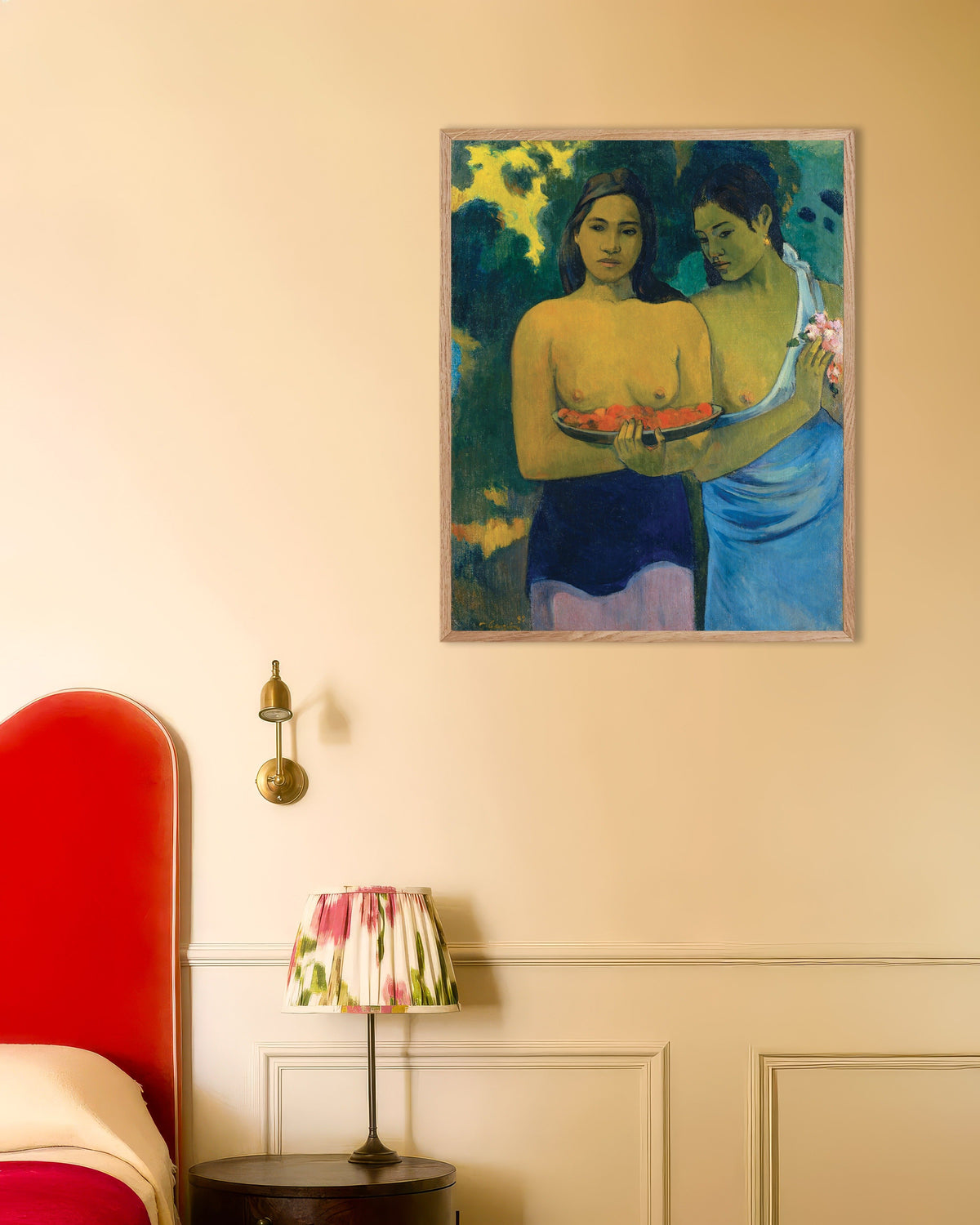 Poster van Paul Gauguin, Twee Tahitiaanse vrouwen, met naturel houten lijst