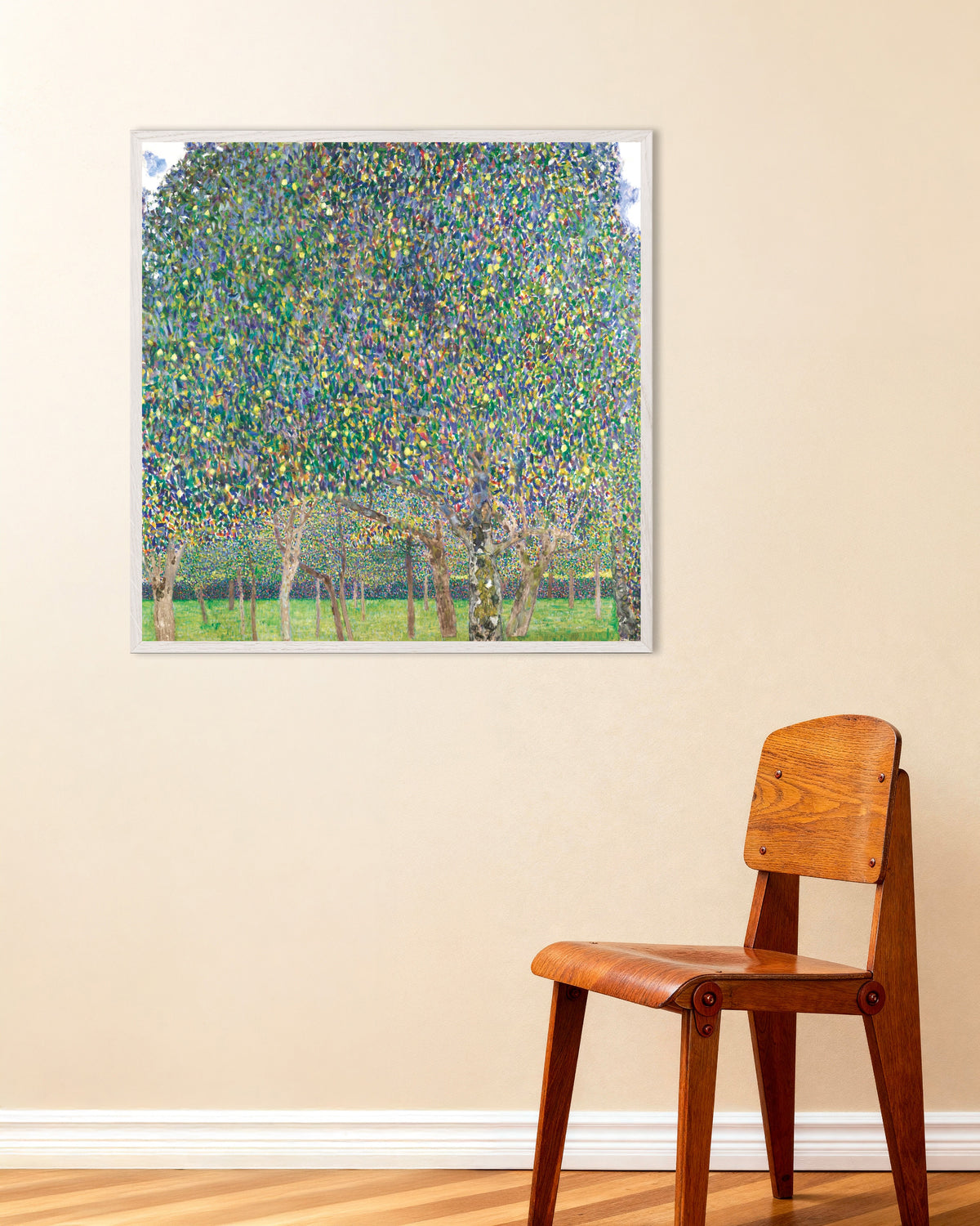 Poster De perenboom (1903) van Gustav Klimt met witte houten lijst