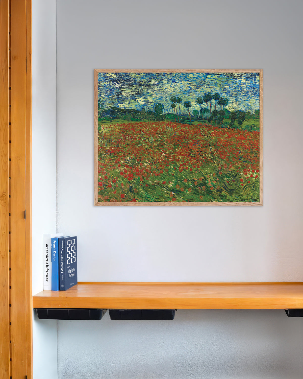 Poster van Klaprozenveld (1890) van Vincent van Gogh, met een lijst van naturel hout