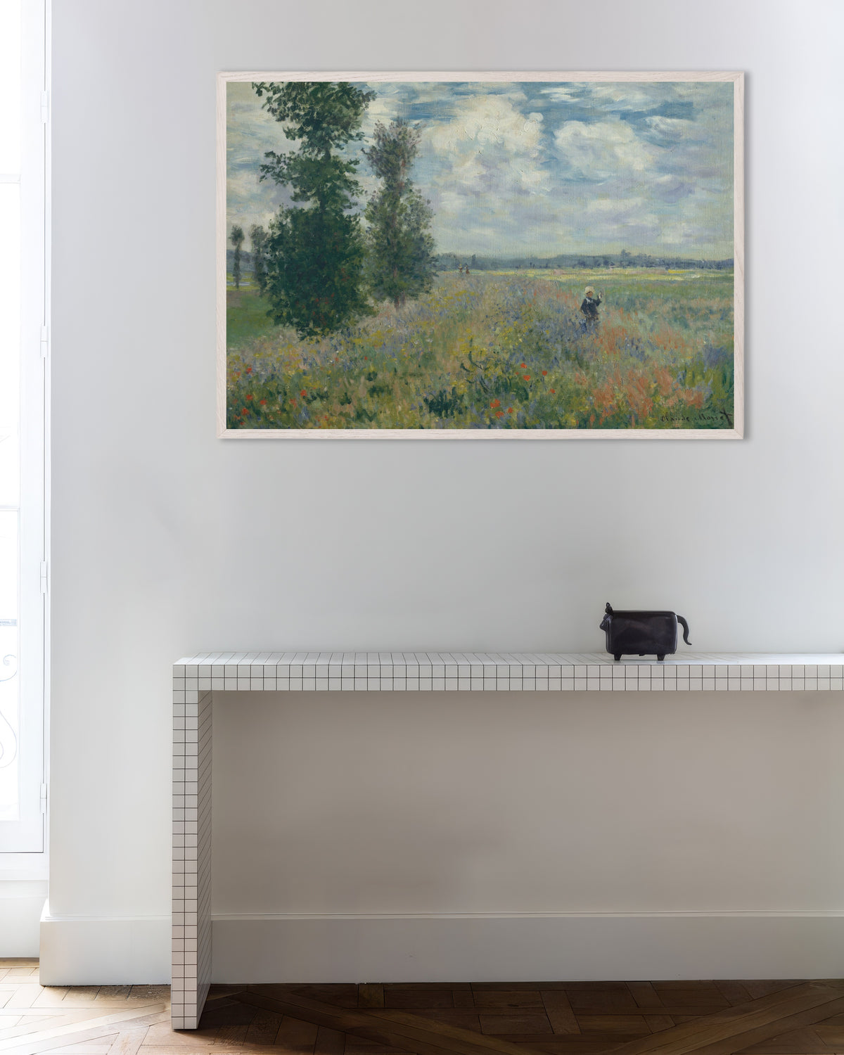 Poster Klaprozenvelden bij Argenteuil (1875) van Claude Monet met witte houten lijst