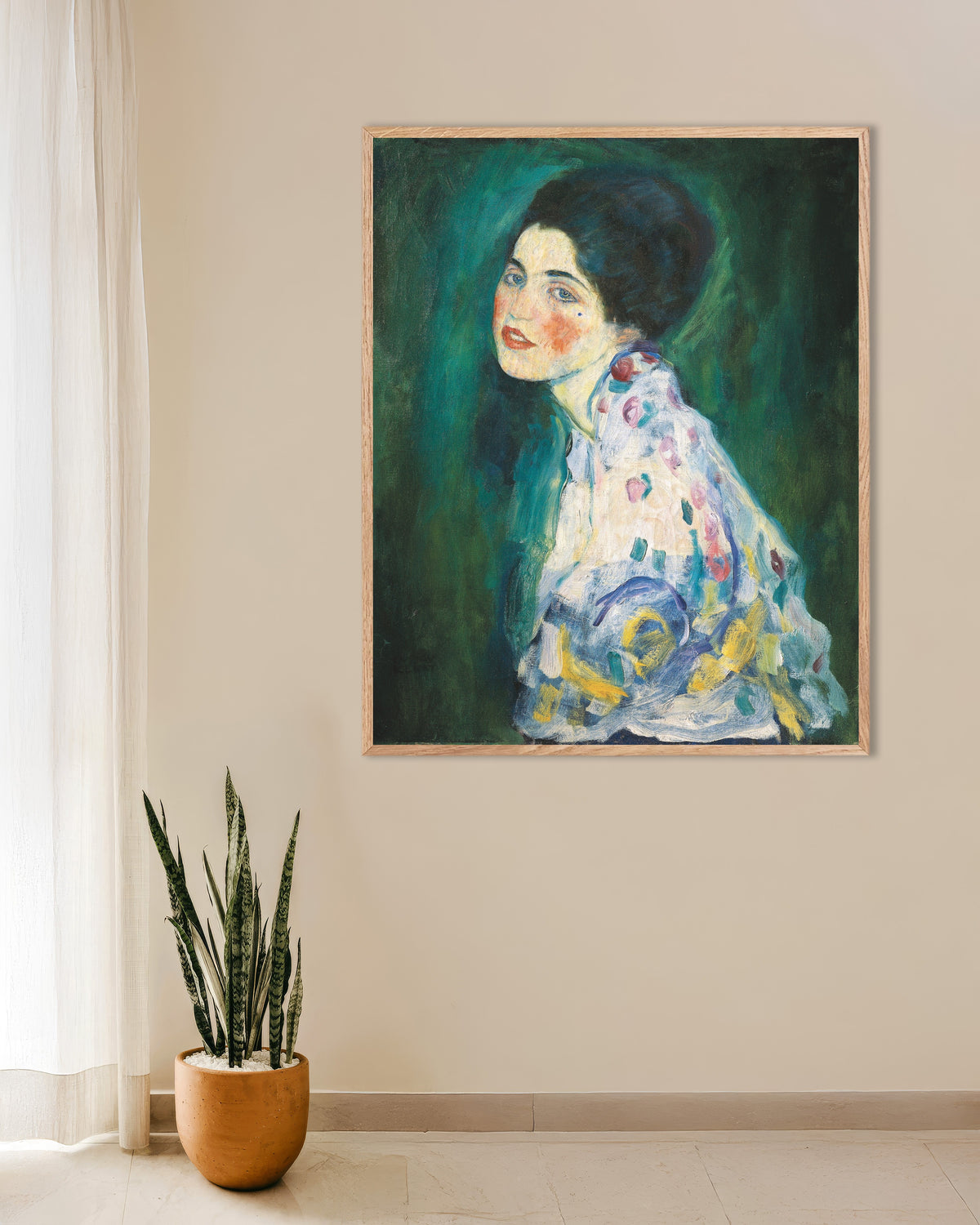 Poster Portret van een dame (1916–1917) van Gustav Klimt met naturel houten lijst