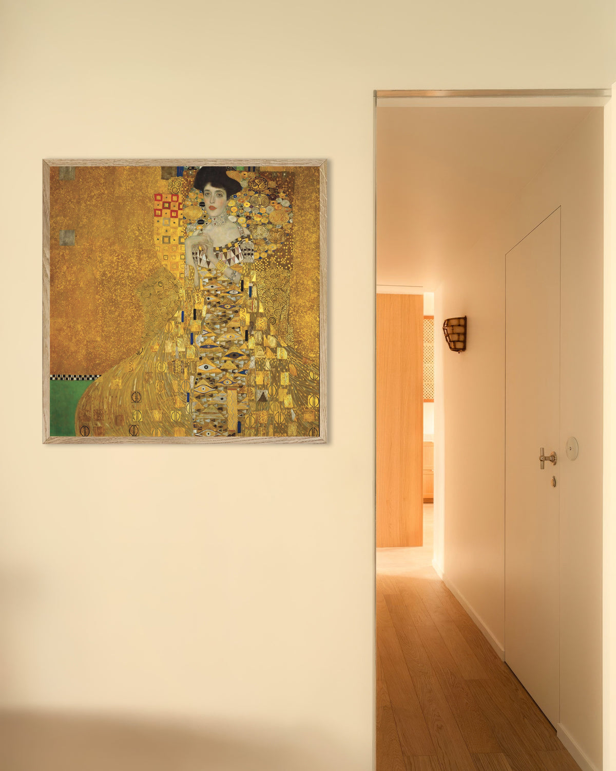 Poster Portret van Adele Bloch-Bauer I (1907) van Gustav Klimt met naturel houten lijst
