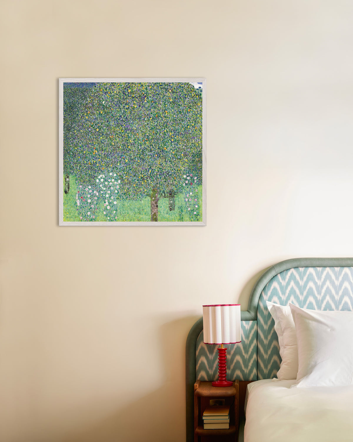 Poster Rozenstruiken onder de bomen (1905) van Gustav Klimt met witte houten lijst