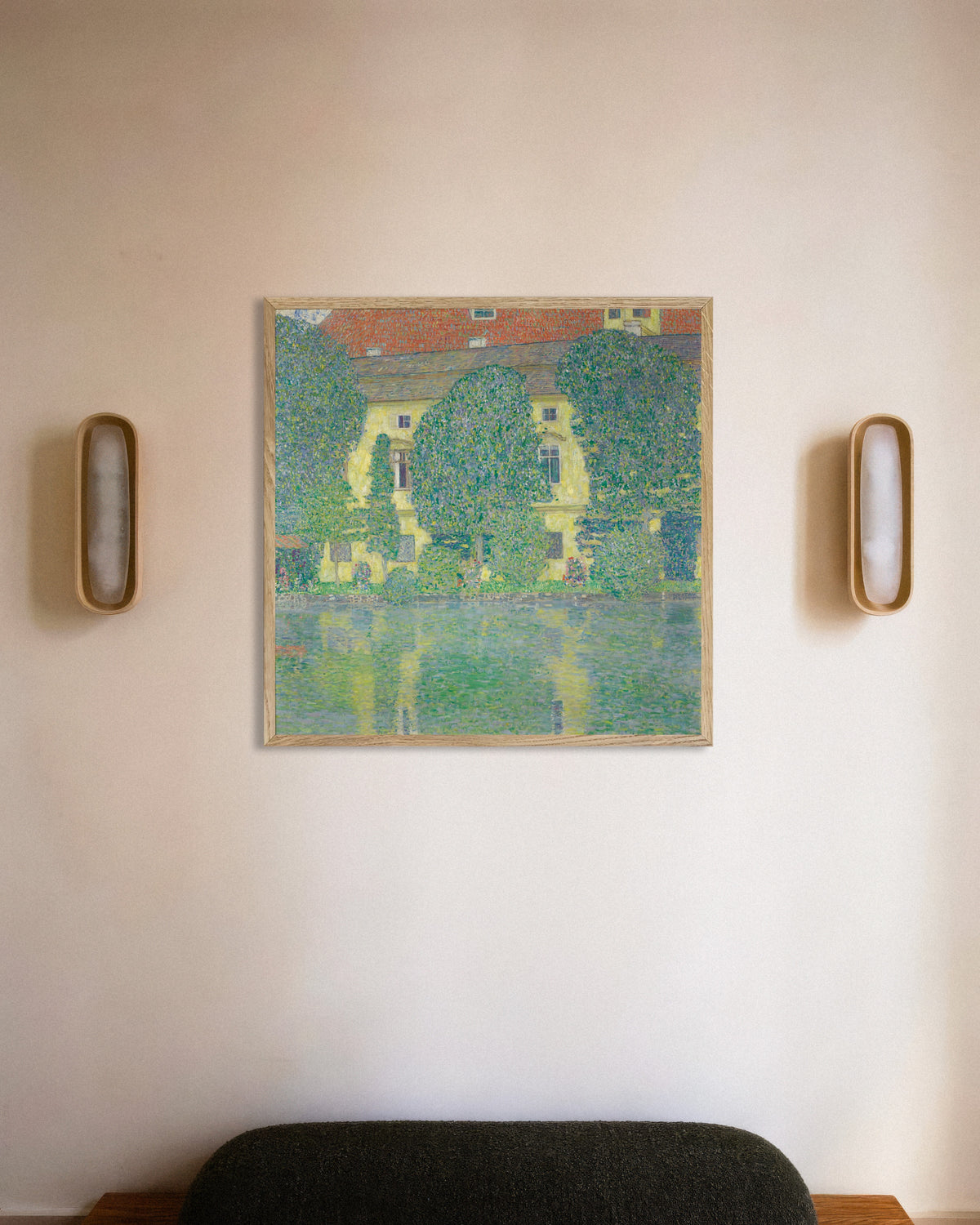 Poster van Schloss Kammer aan de Attersee III (1910) van Gustav Klimt, met een lijst van naturel hout