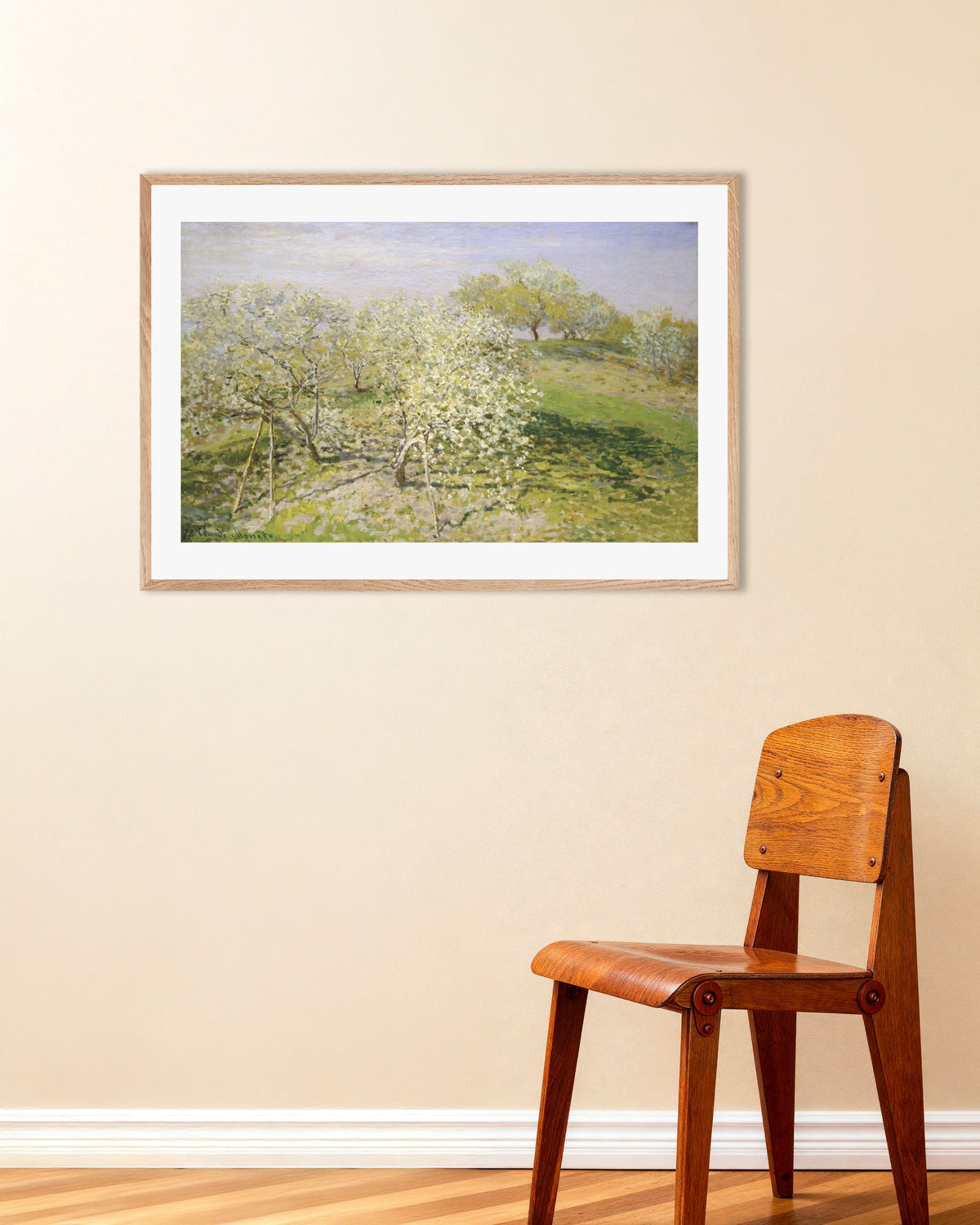 Poster Lente, bloeiende fruitbomen (1873) van Claude Monet met naturel houten lijst