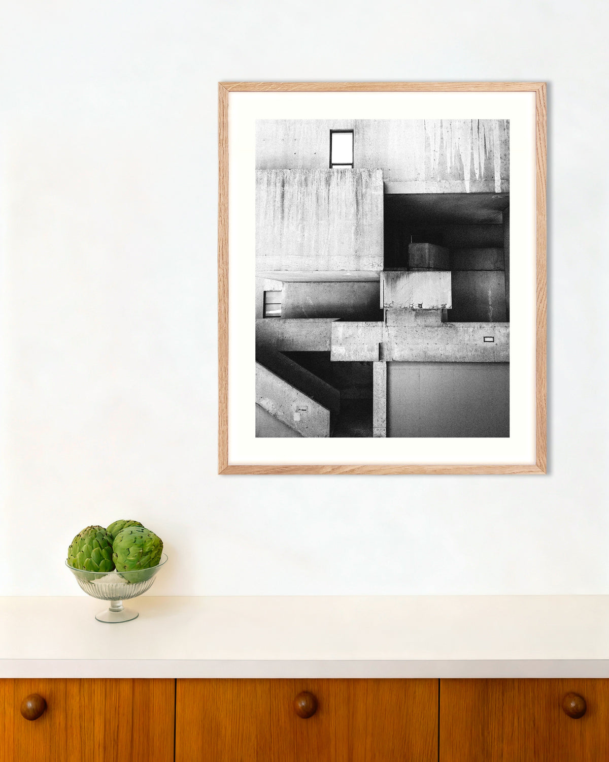 Poster ‘Compositie van gevlekt beton’, met naturel houten lijst