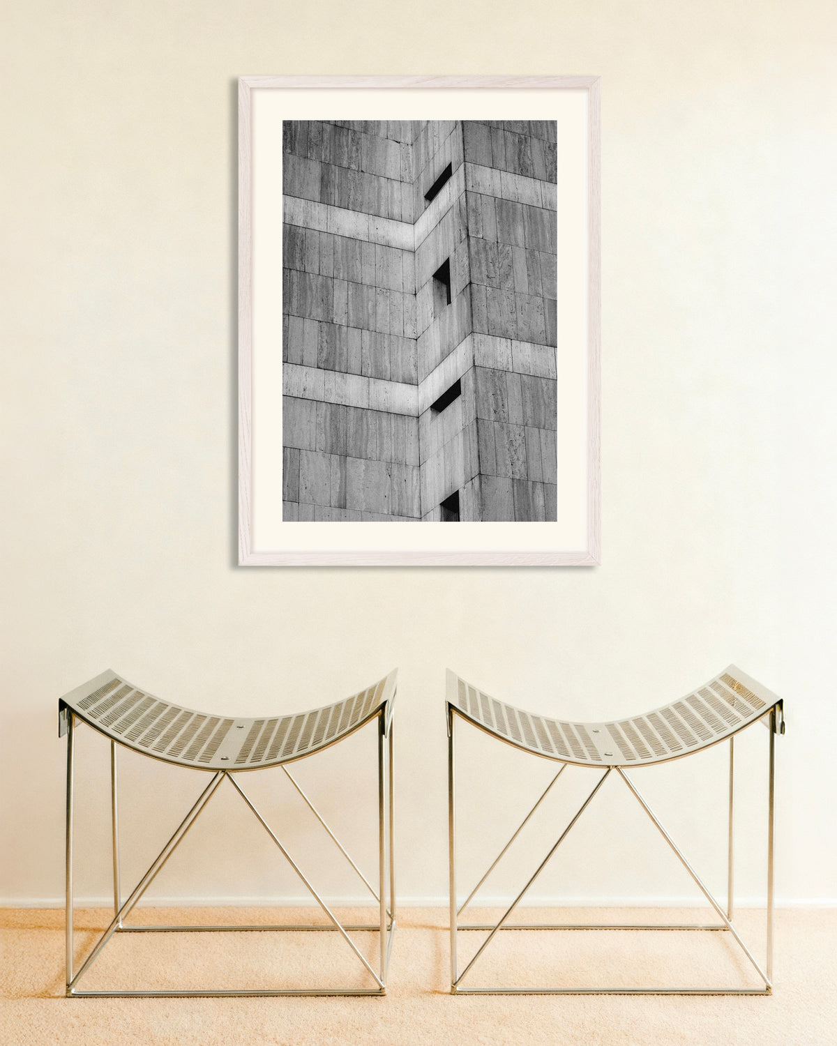 Poster ‘Met steen beklede hoek met smalle ramen’, met witte houten lijst