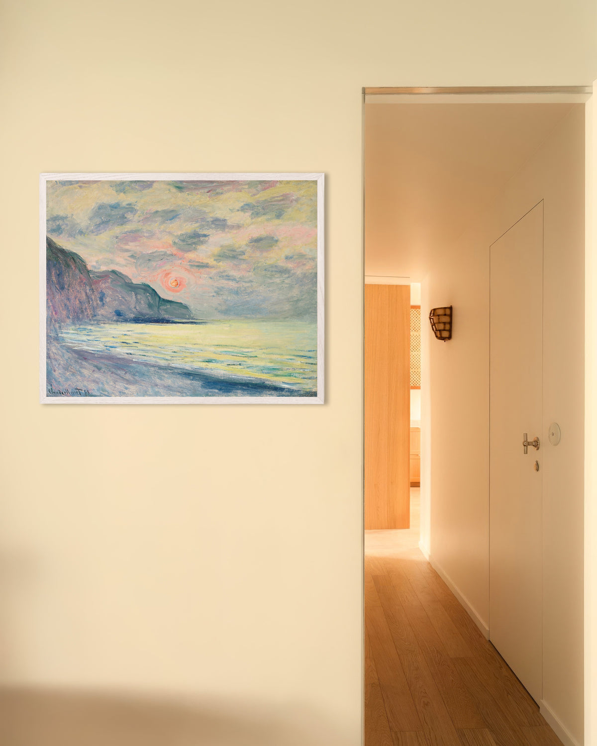 Poster Zonsondergang, nevelig weer, Pourville (1882) van Claude Monet met witte houten lijst