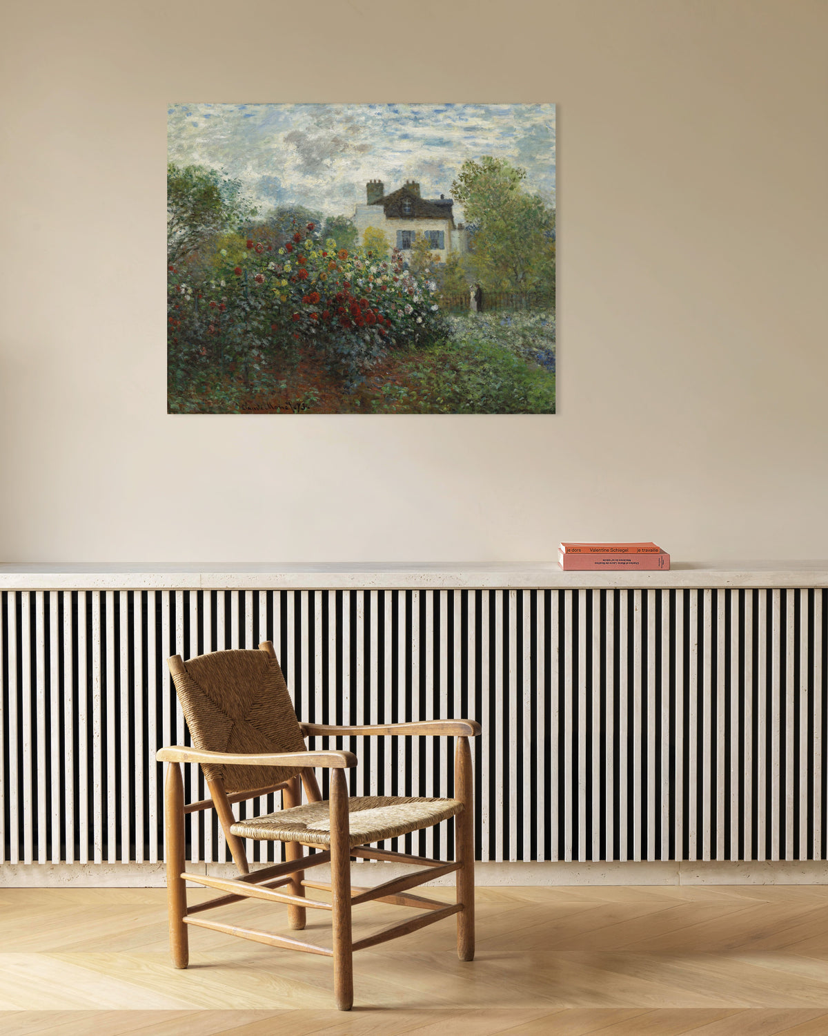 Poster De tuin van de kunstenaar in Argenteuil, een hoek met dahlia's (1873) van Claude Monet