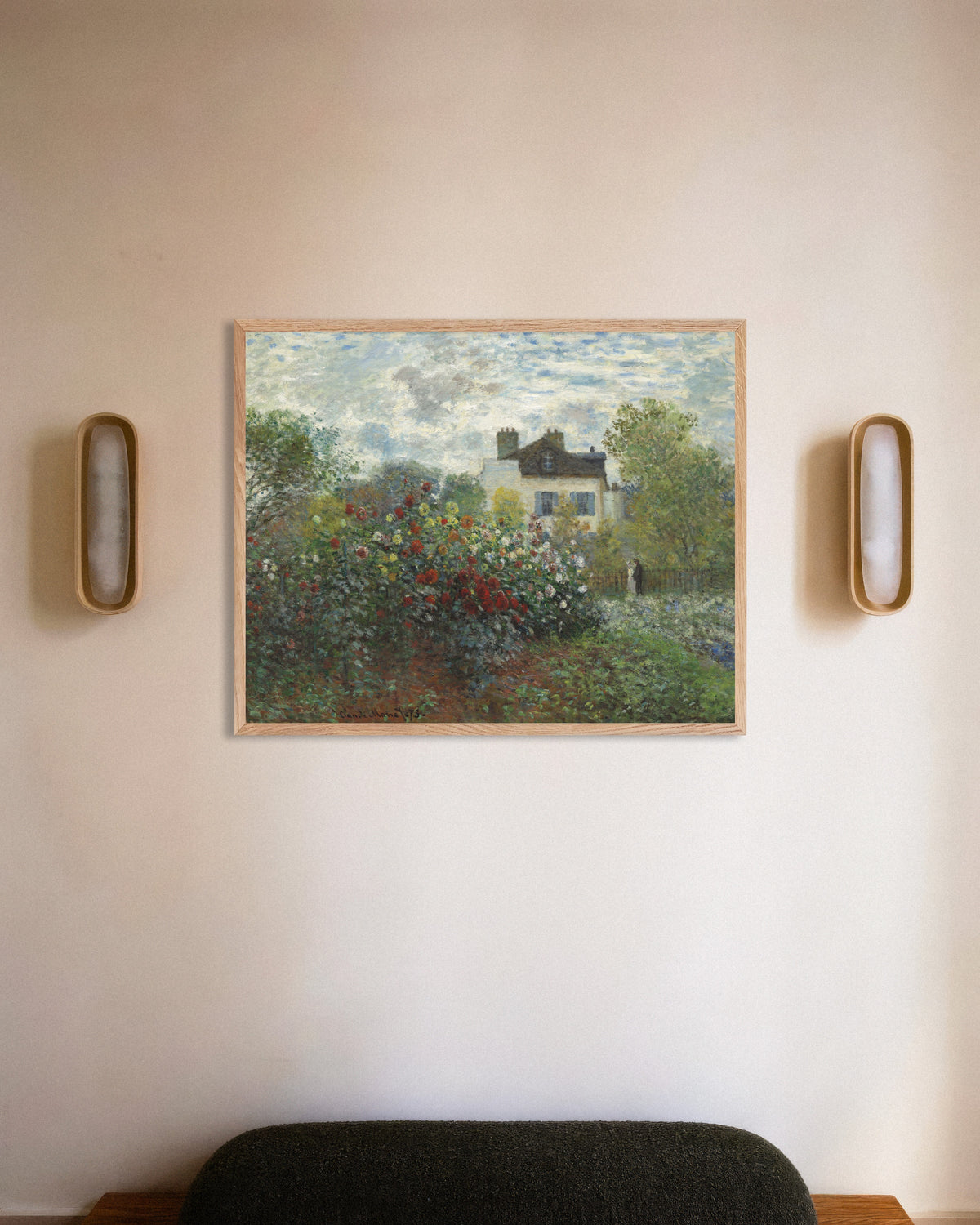 Poster De tuin van de kunstenaar in Argenteuil, een hoek met dahlia's (1873) van Claude Monet met naturel houten lijst