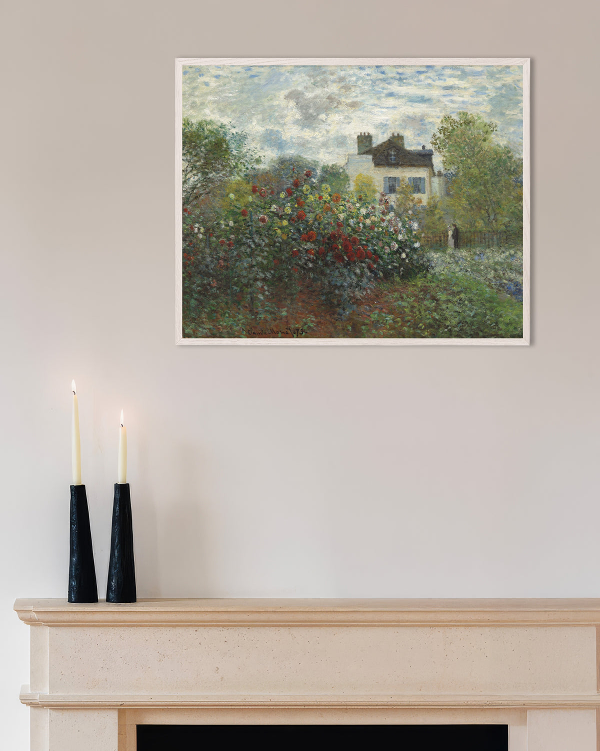 Poster De tuin van de kunstenaar in Argenteuil, een hoek met dahlia's (1873) van Claude Monet met witte houten lijst