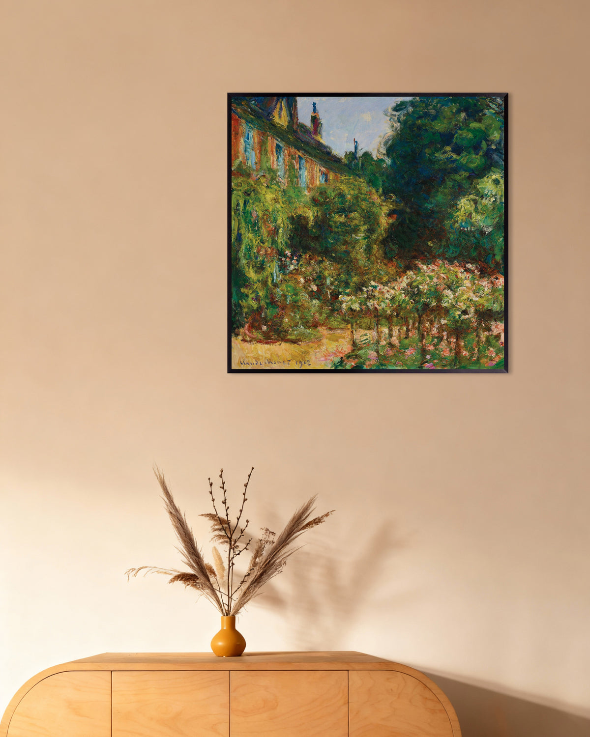 Poster Het huis van de kunstenaar in Giverny (1912) van Claude Monet met metalen lijst