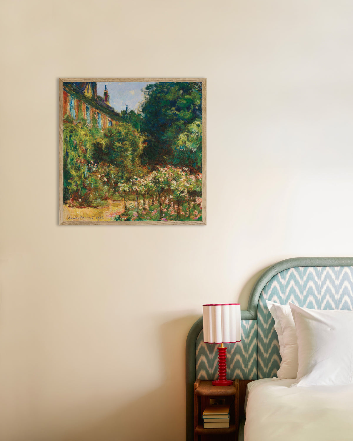 Poster Het huis van de kunstenaar in Giverny (1912) van Claude Monet met naturel houten lijst