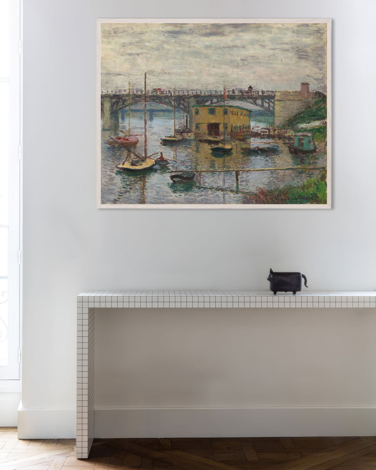 Poster De brug van Argenteuil op een grijze dag (ca. 1876) van Claude Monet met witte houten lijst