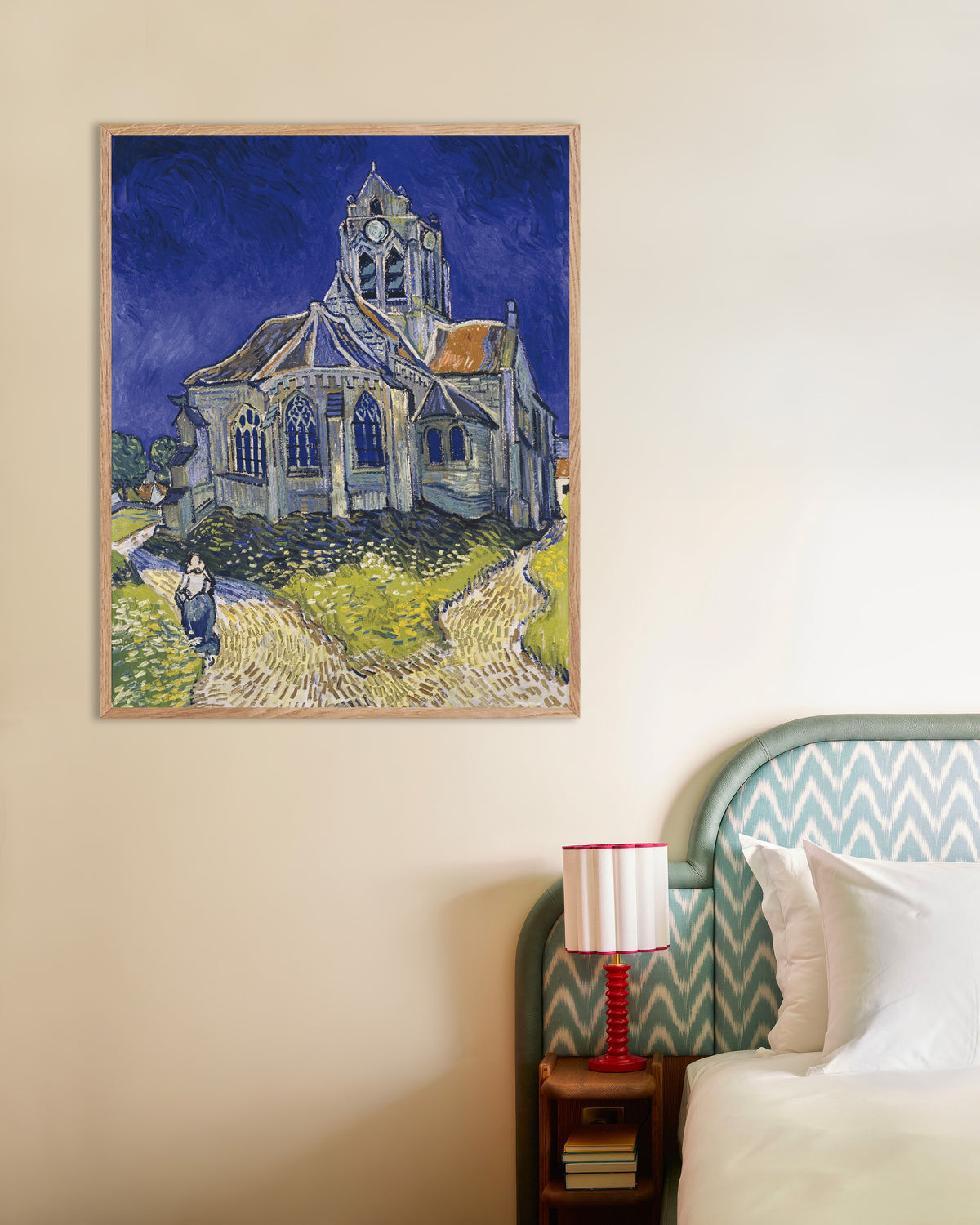 Poster van De kerk in Auvers-sur-Oise (1890) van Vincent van Gogh, met naturel houten lijst
