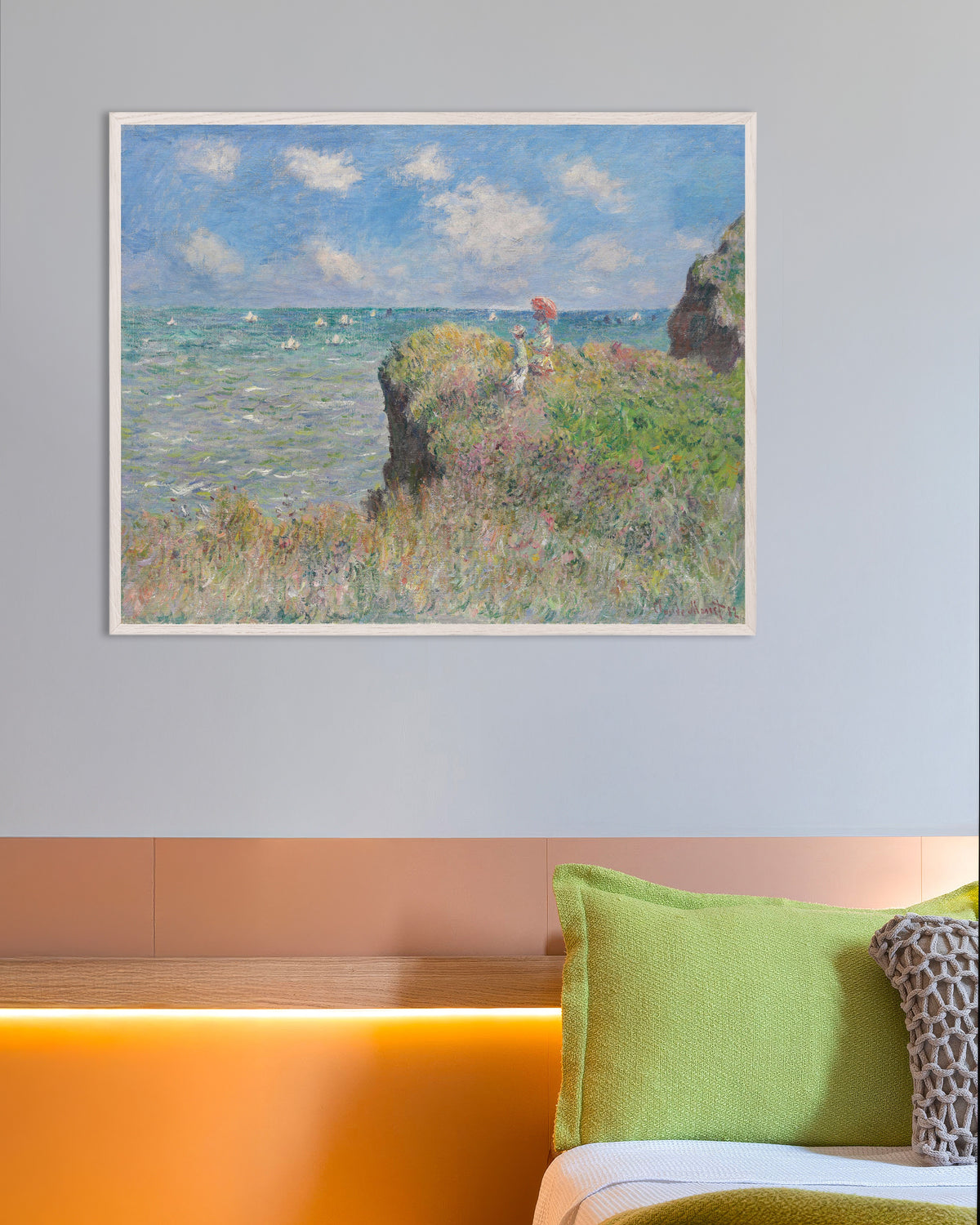 Poster Wandeling op de klif bij Pourville (1882) van Claude Monet met witte houten lijst