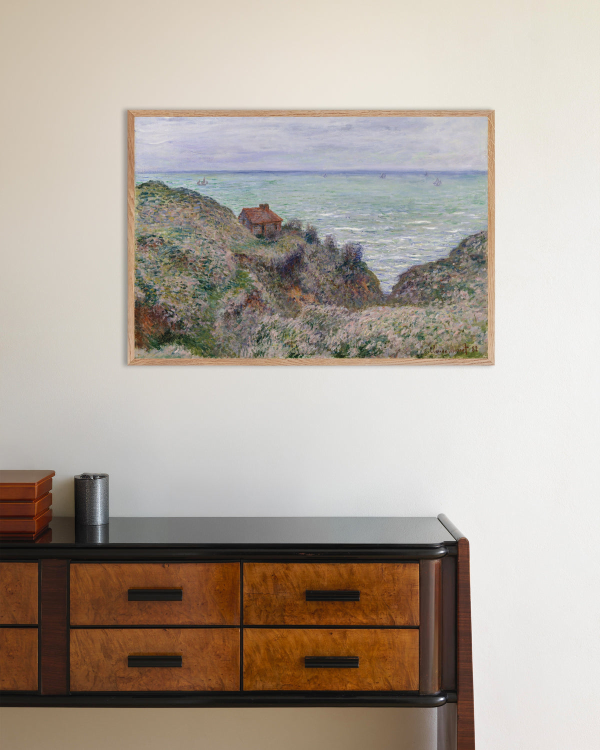 Poster Het huisje van de douanier (1882) van Claude Monet met naturel houten lijst