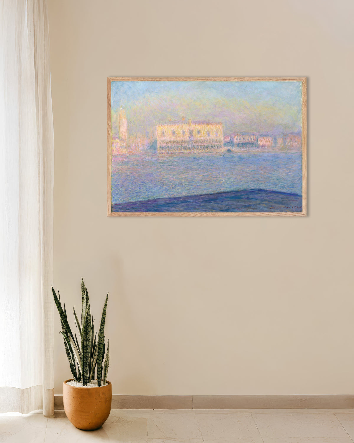 Poster Het Dogenpaleis gezien vanaf San Giorgio Maggiore (1908) van Claude Monet met naturel houten lijst