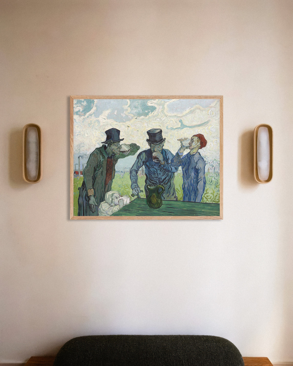 Poster van De drinkers, naar Daumier (1890), van Vincent van Gogh, met een lijst van naturel hout