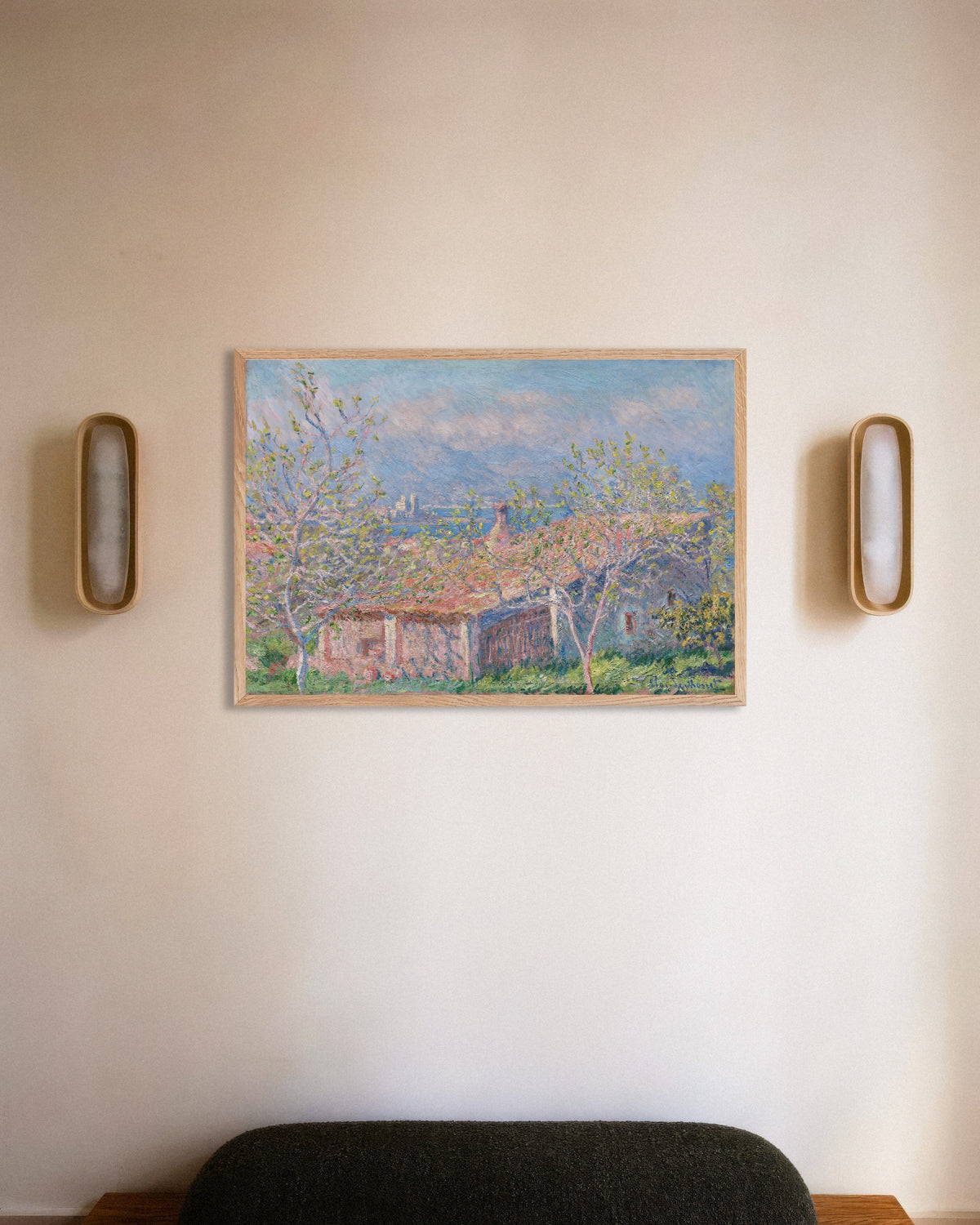 Poster Het huis van de tuinman in Antibes (1888) van Claude Monet met naturel houten lijst