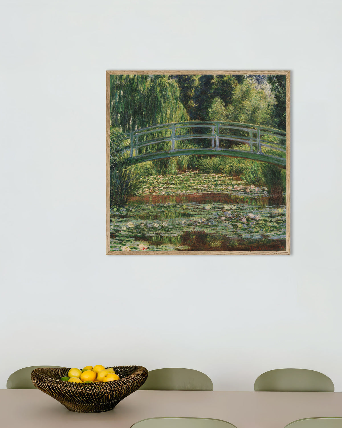 Poster De Japanse brug en de waterlelievijver, Giverny (1899) van Claude Monet met naturel houten lijst