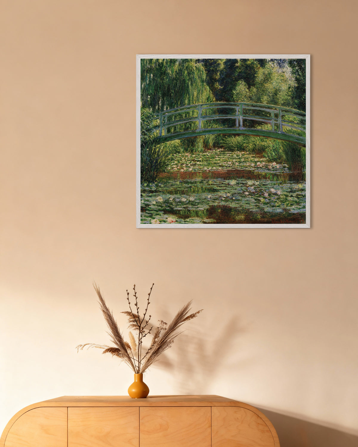 Poster De Japanse brug en de waterlelievijver, Giverny (1899) van Claude Monet met witte houten lijst