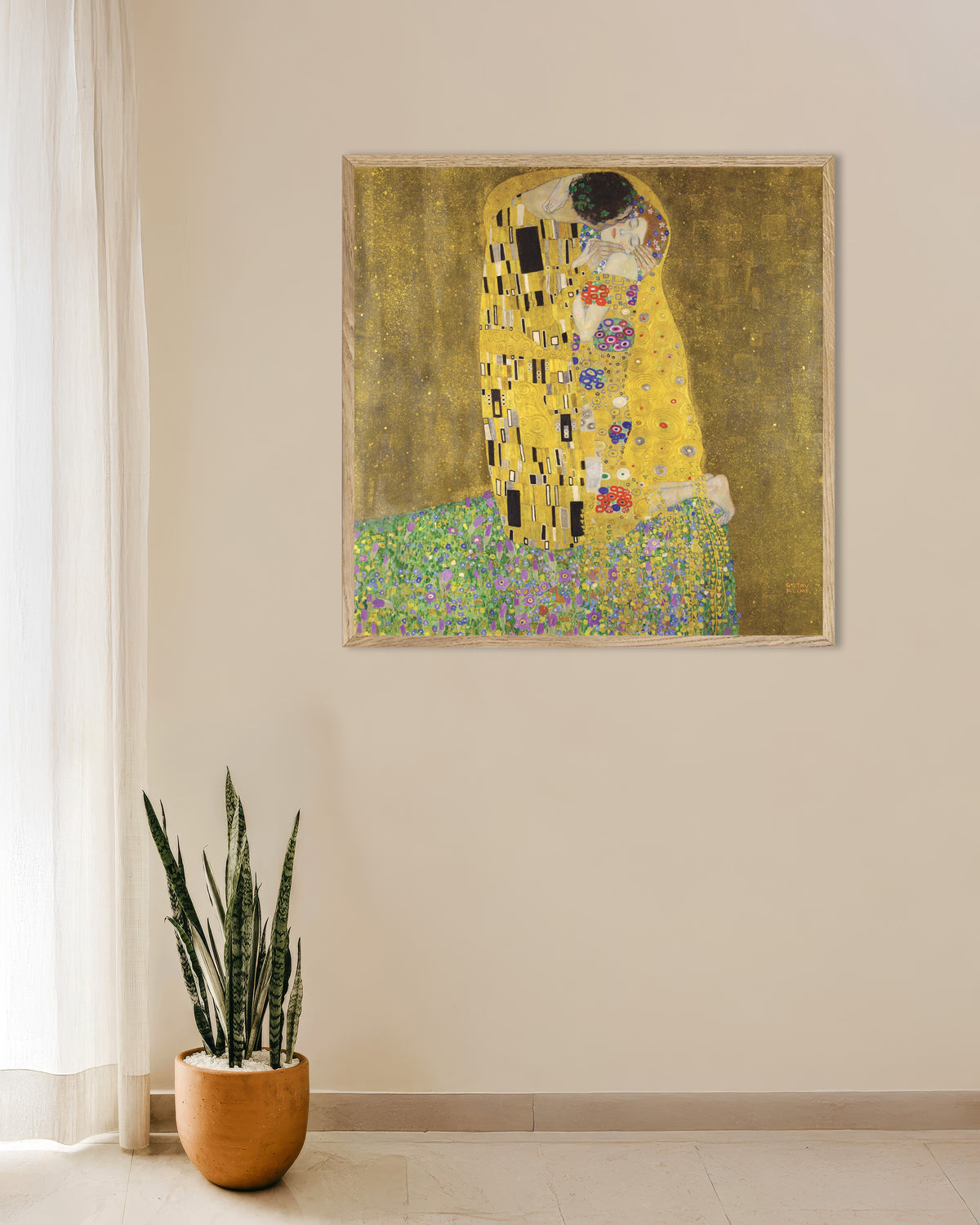 Poster De kus (1907–1908) van Gustav Klimt met naturel houten lijst