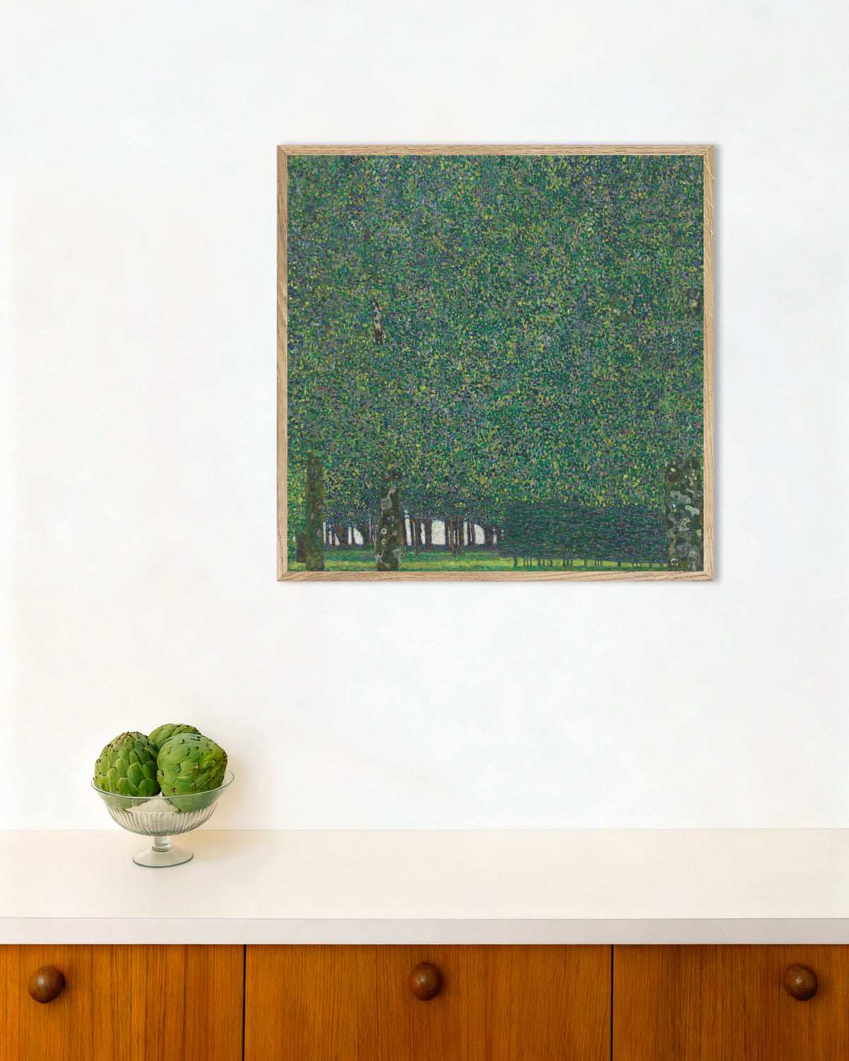 Poster Het park (ca. 1910–1911) van Gustav Klimt met naturel houten lijst