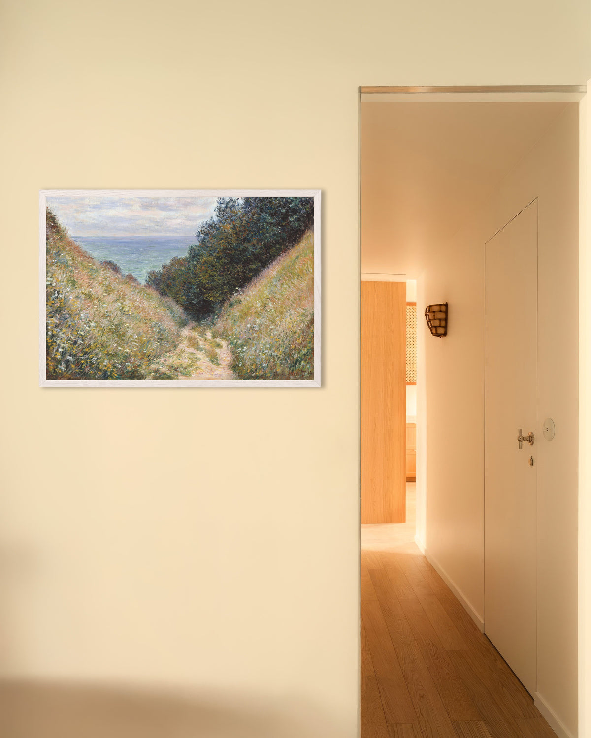 Poster Holle weg bij La Cavée, Pourville (1882) van Claude Monet met witte houten lijst