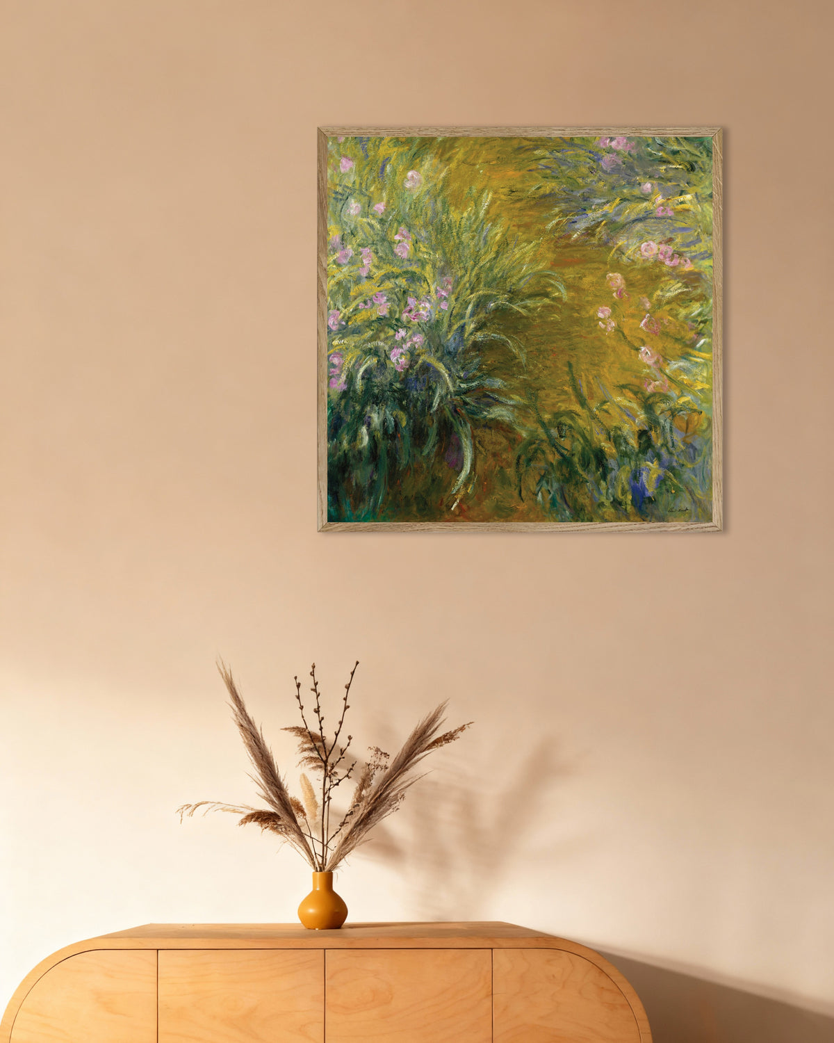 Poster Het pad door de irissen (1914–1917) van Claude Monet met naturel houten lijst