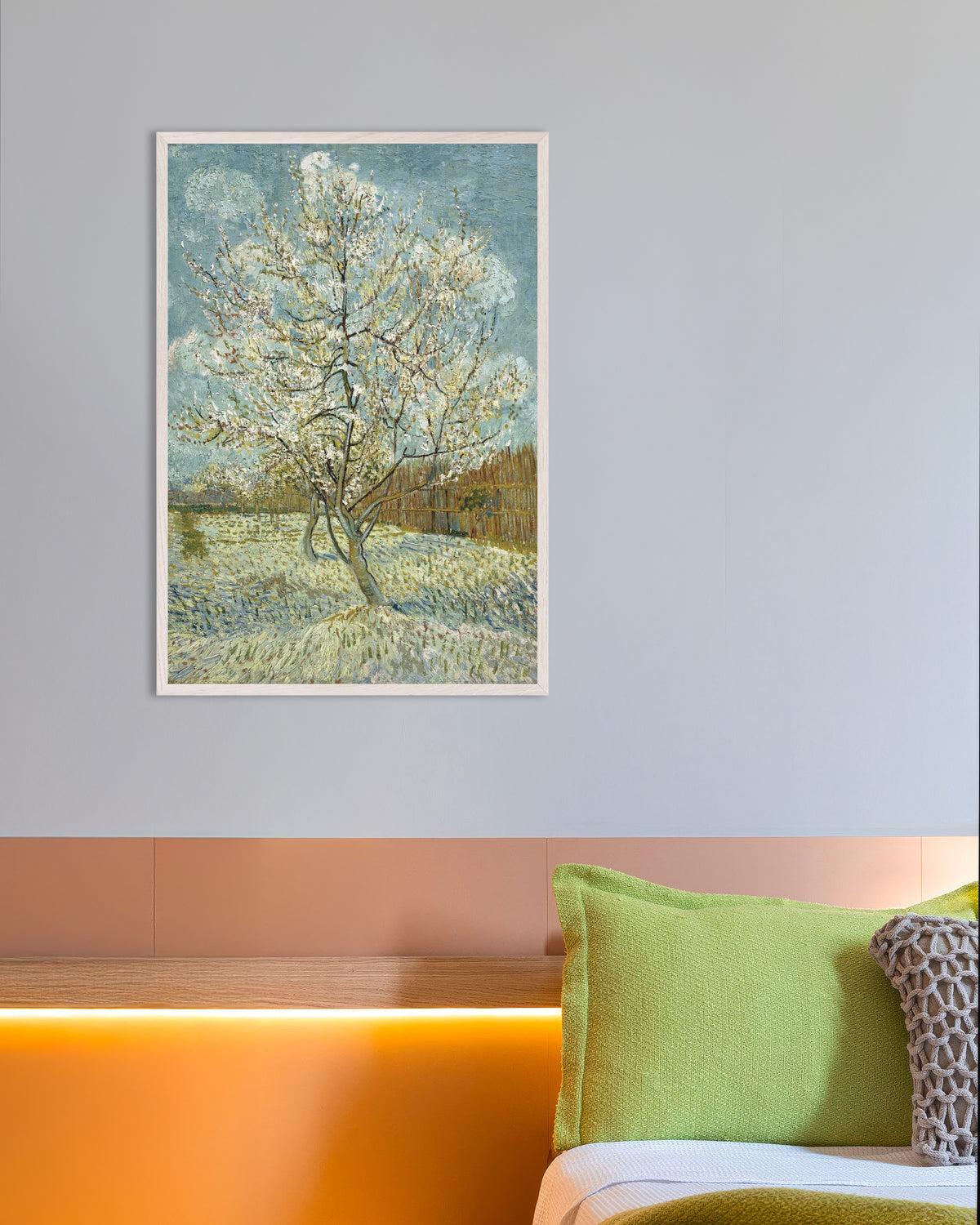 Poster van De roze perzikboom (1888) van Vincent van Gogh, met witte houten lijst