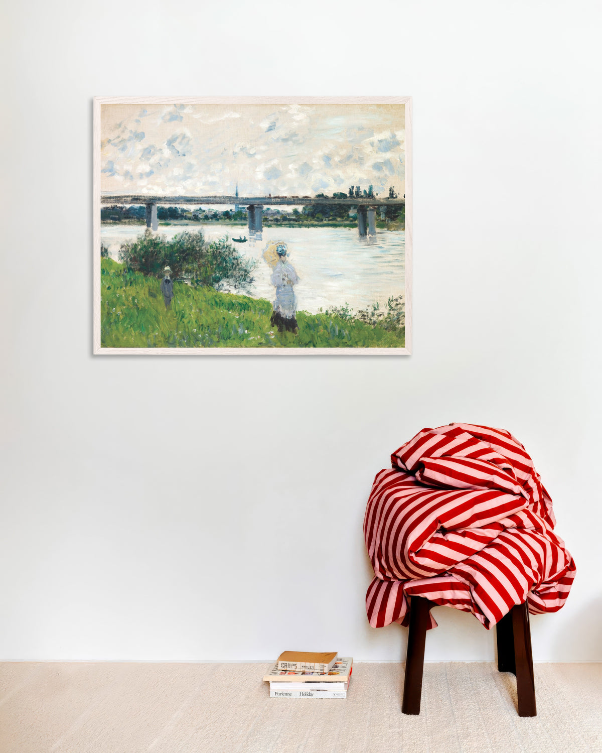 Poster Wandeling bij de spoorbrug, Argenteuil (1874) van Claude Monet met witte houten lijst