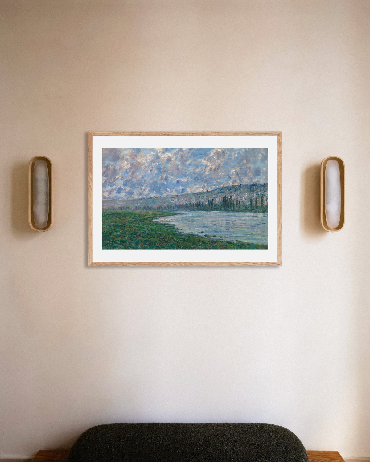 Poster De Seine bij Vétheuil (1880) van Claude Monet met naturel houten lijst