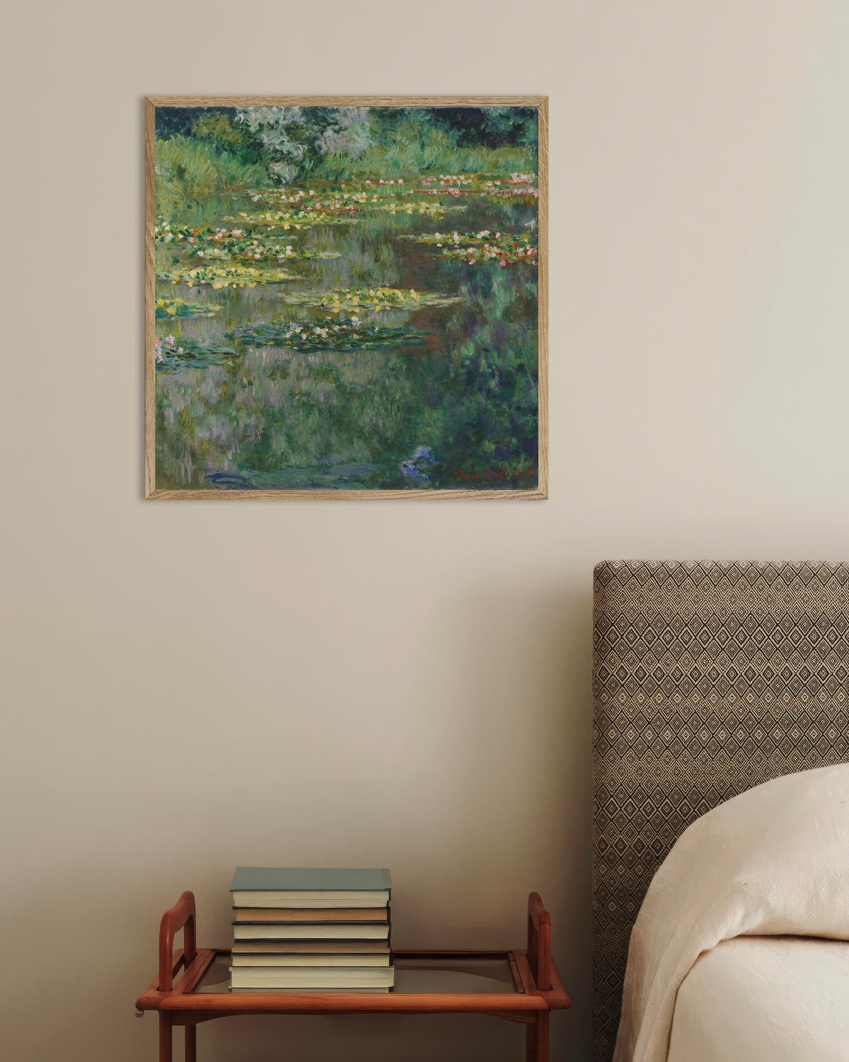 Poster De waterlelievijver (1904) van Claude Monet met naturel houten lijst
