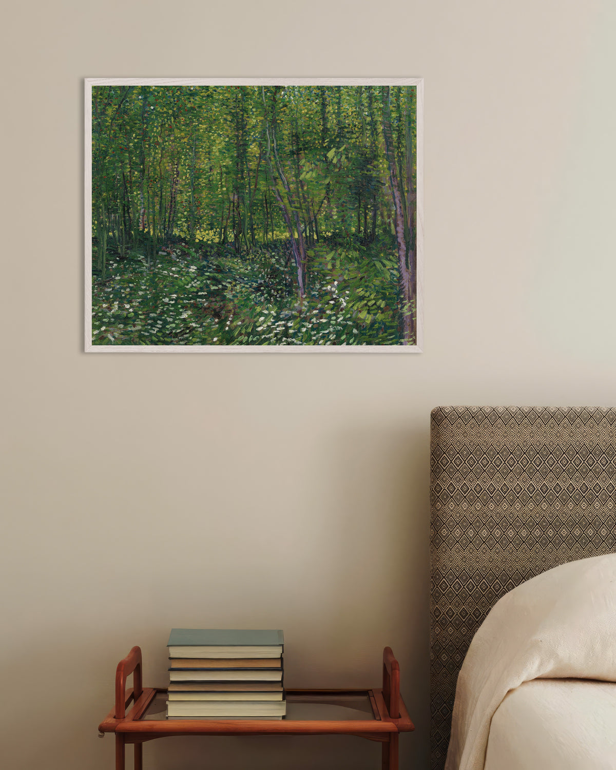Poster van Bomen en struikgewas (1887) van Vincent van Gogh, met witte houten lijst