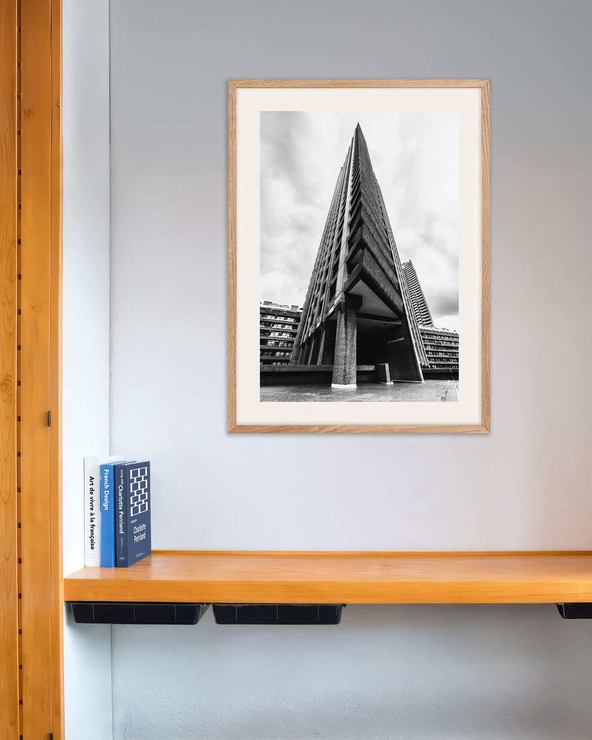 Poster ‘Boeg van een driehoekige toren’, met naturel houten lijst