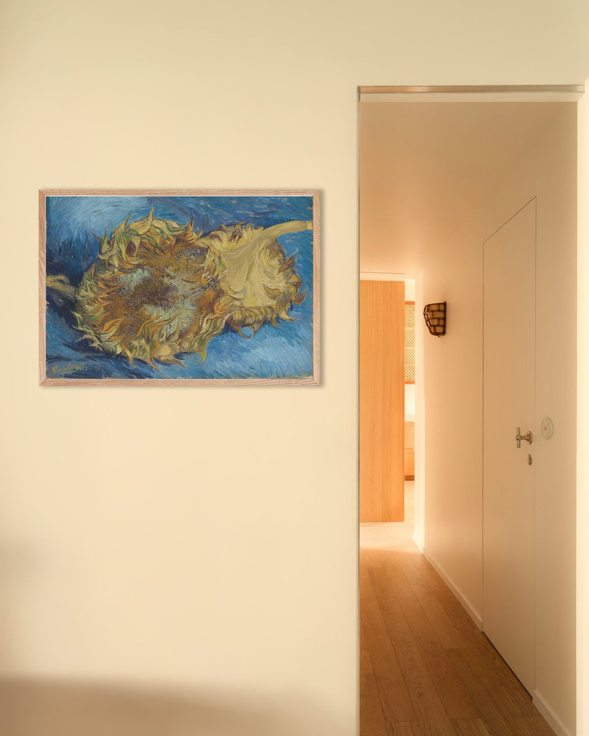 Poster van Twee afgesneden zonnebloemen (1887) van Vincent van Gogh, met naturel houten lijst