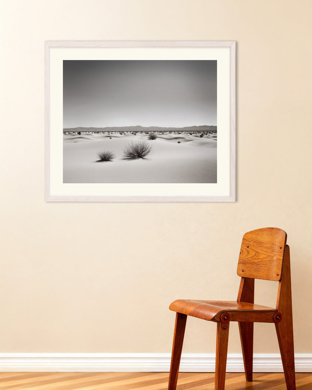 Poster van Stedelijke, abstracte verkenningen in zwart-wit, woestijn, met witte houten lijst