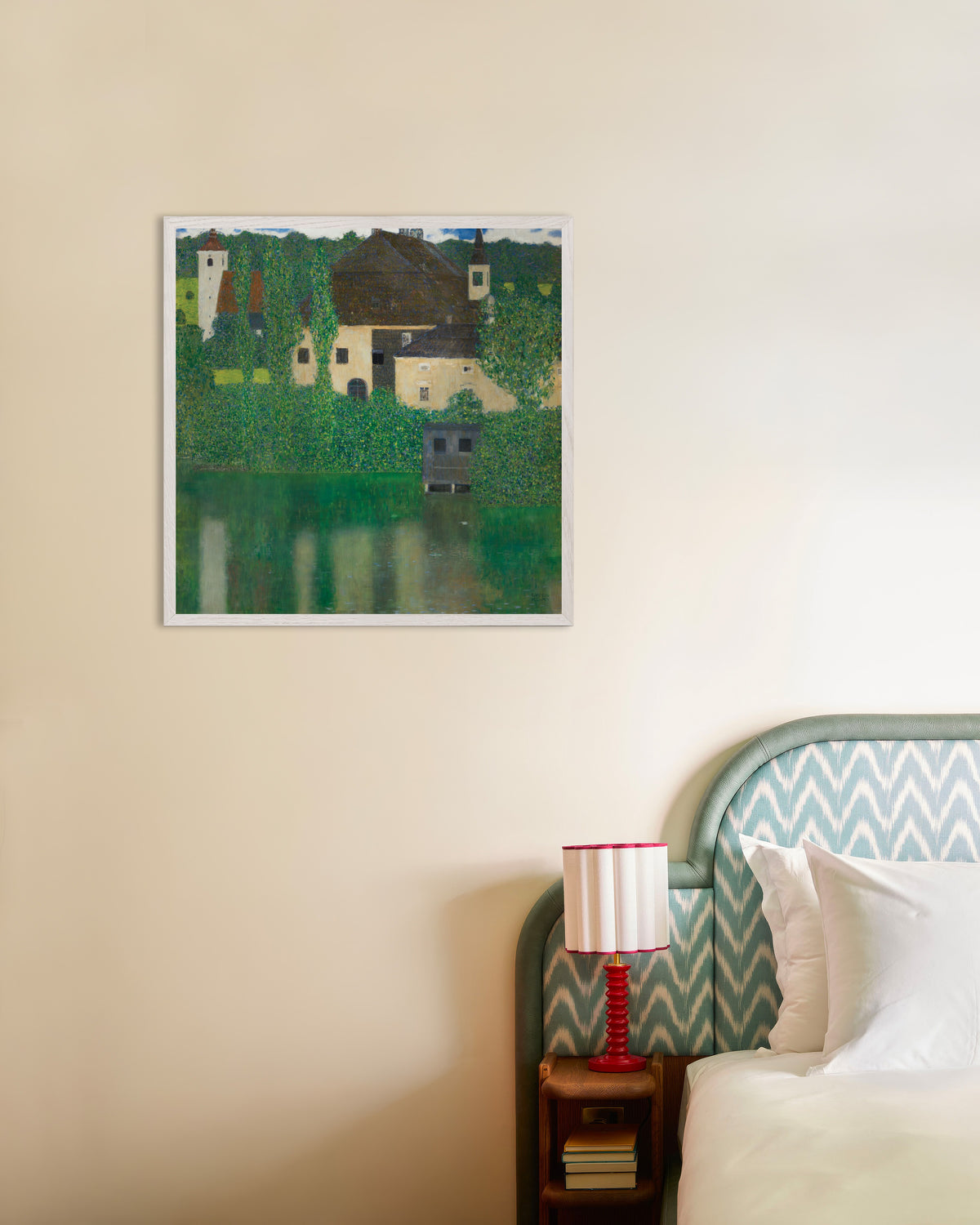 Poster van Waterslot (1908–1909) van Gustav Klimt, met witte houten lijst