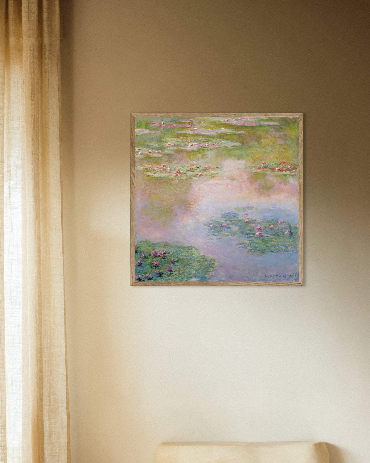 Poster Waterlelies, roze weerspiegelingen (1907) van Claude Monet met naturel houten lijst