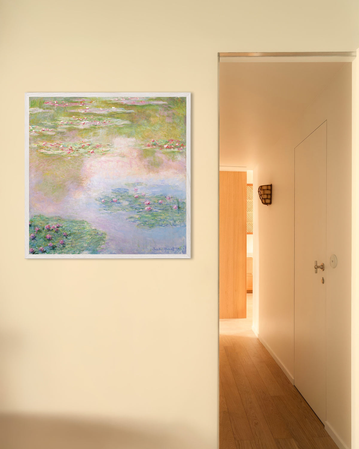 Poster Waterlelies, roze weerspiegelingen (1907) van Claude Monet met witte houten lijst