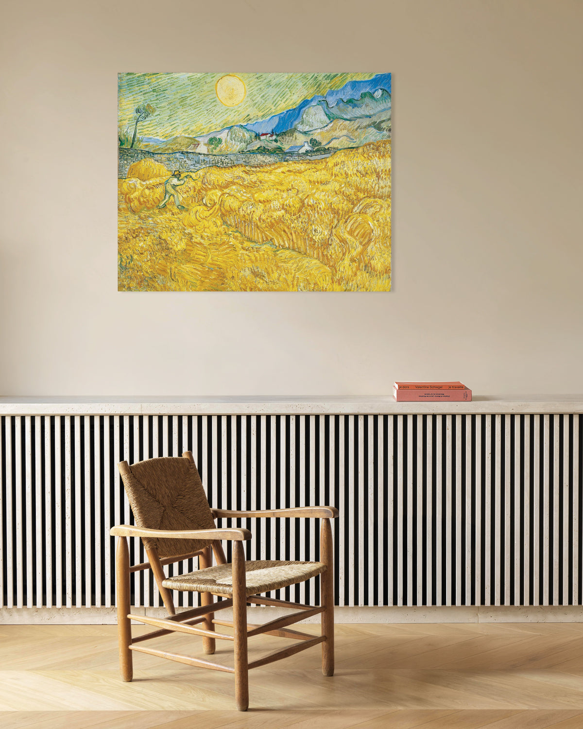 Poster van Korenveld achter het Sint-Paulusziekenhuis met een maaier (1889) van Vincent van Gogh